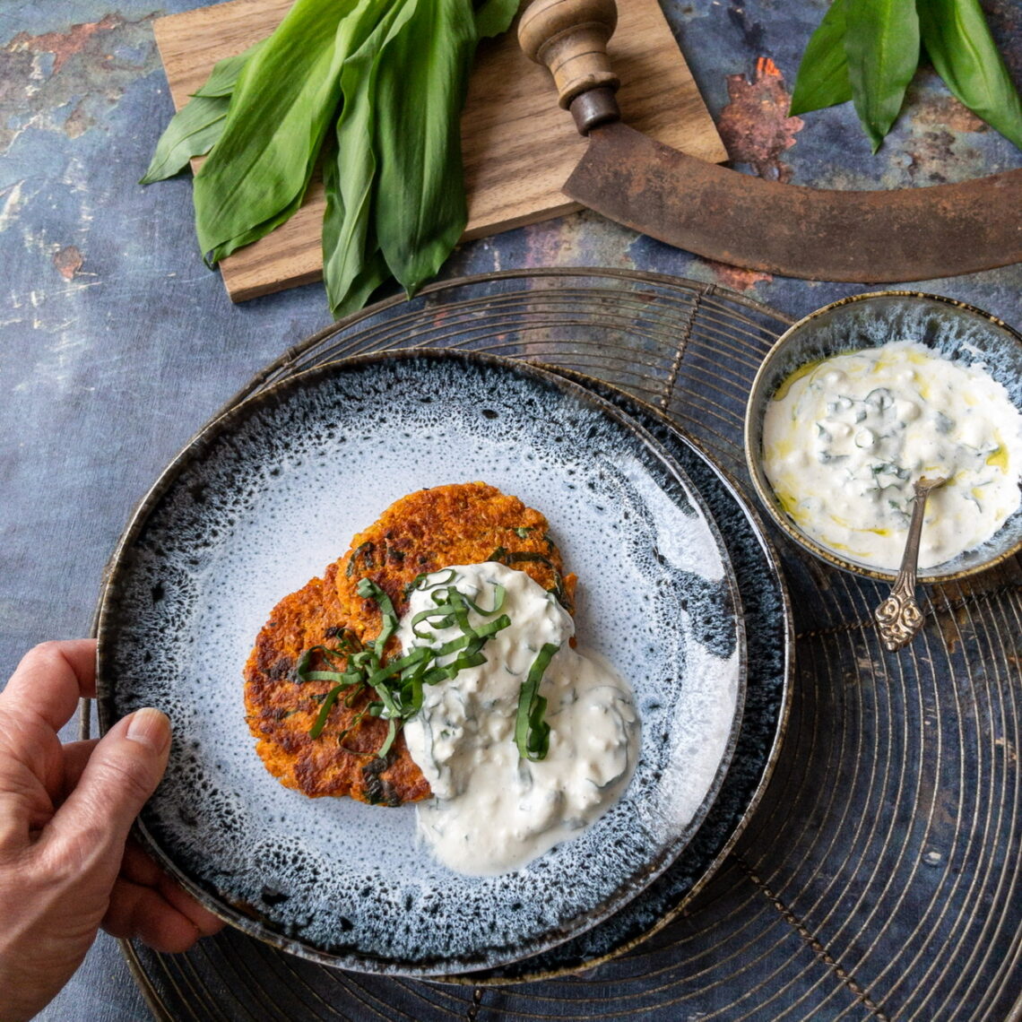 Karotten-Puffer mit Bärlauch und Feta-Dip - ODETTE KOCHT