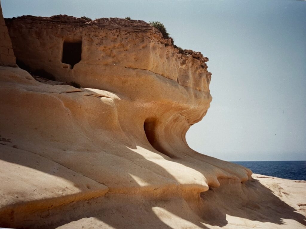 Eine vom Meer in Form gespülte Felsenwohnung auf Gozo.