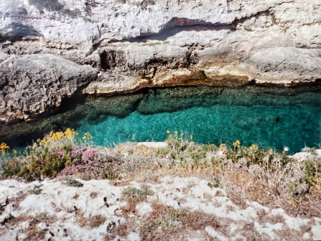Eine türkisfarbene Lagune zwischen weißen Felsen.