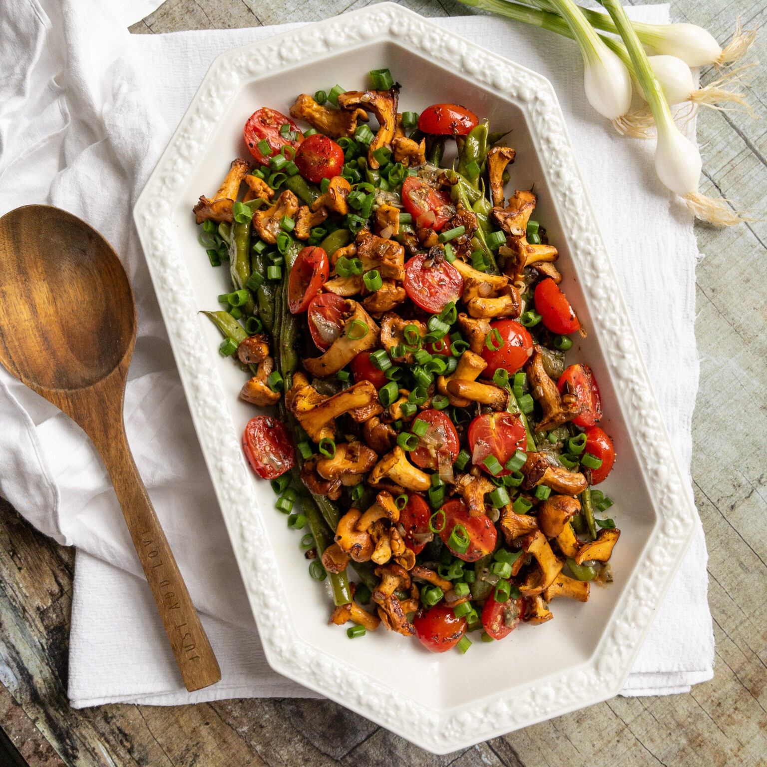 Lauwarmer Grüne-Bohnen-Salat mit Tomaten und Pfifferlingen - ODETTE KOCHT