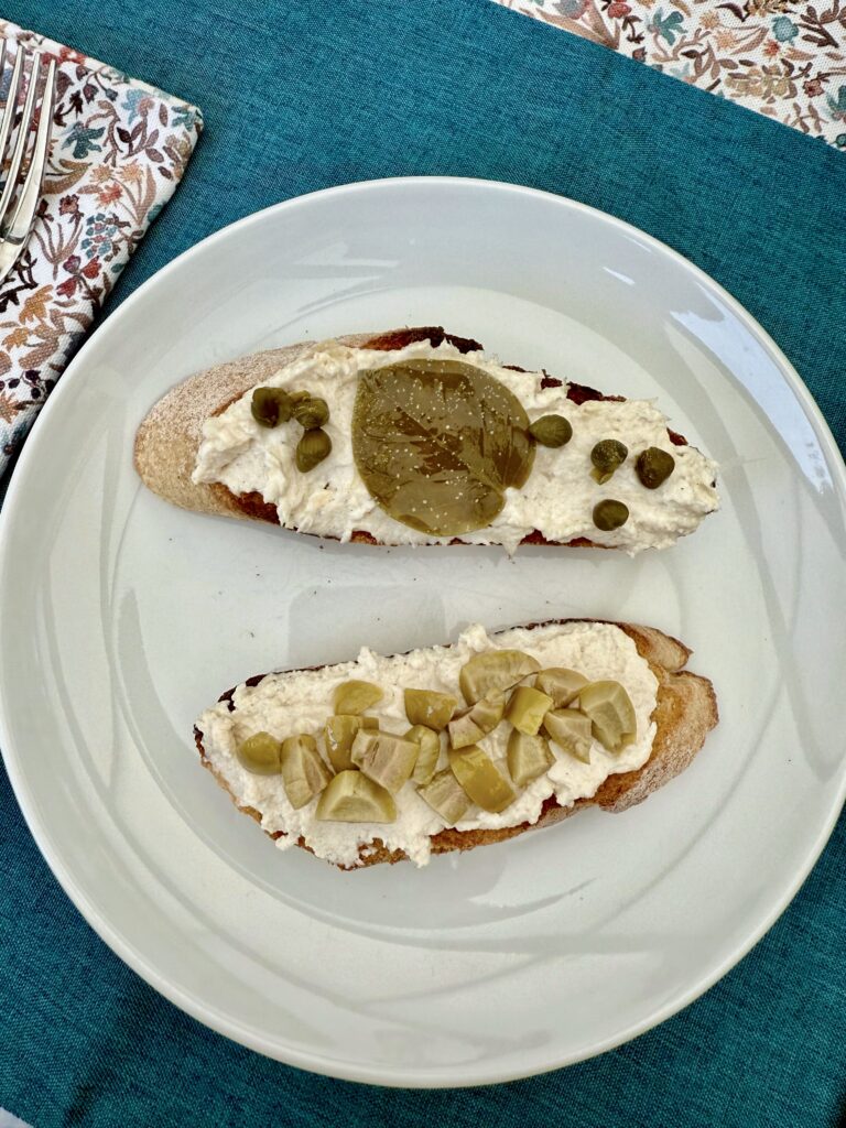 Zwei Scheiben geröstetes Baguette mit Brandade de Morue, einer Stockfisch-Creme.